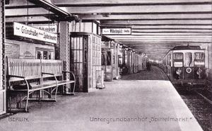 슈피텔마르크트역의 창문이 있는 갤러리는 햇빛을 제공한다.