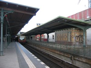 승강장 (왼쪽 C, 오른쪽 B)