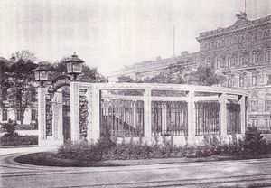 카이저호프 호텔(현재 모렌슈트라세)에 위치한 같은 이름의 U-Bahn 역은 우아한 주변 환경에 맞춰 설계된 입구를 갖추고 있었다.