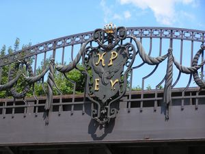 철교에 부착되어 있는 프로이센 왕립철도국(Königlich Preußische Eisenbahn-Verwaltung)의 문장