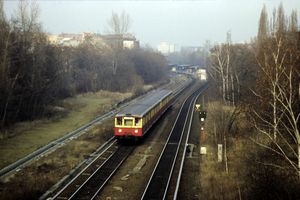 왼쪽: 구 승강장의 흔적, 오른쪽: 남북 S반선상의 역, 1989년