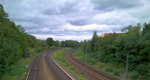 헤어슈트라세역 북쪽에서 갈라지는 슈판다우 근교선(왼쪽)과 함부르크선 도심연결선(오른쪽)