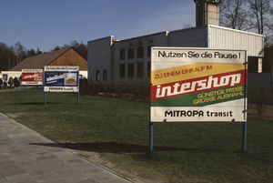 아우토반 휴게소에 설치된 인터숍 광고