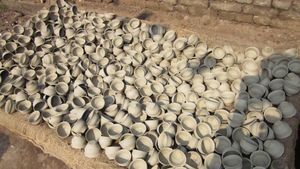 인도 시골의 제조 현장에서 연소되지 않은 쿨하르