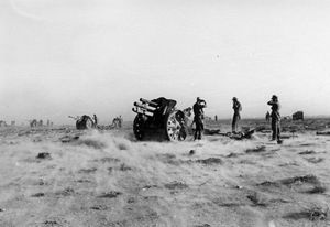 1942년 6월 북아프리카 전역에서 사격 자세를 취하고 있는 LeFH 18 포대