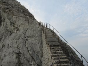 디바 바위 계단