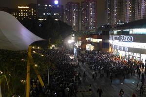 2016년 4월 1일 사틴 타운 홀 앞에서 열린 10년의 커뮤니티 상영회.