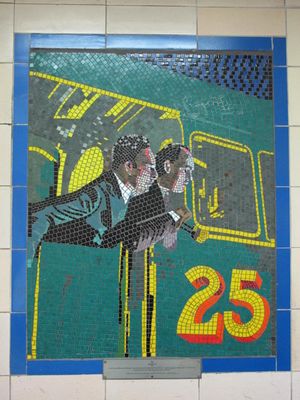레이턴스톤 지하철역의 지역 출신 알프레드 히치콕 기념 타일 모자이크