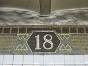 숫자 "18"이 표기된 프리즈 모자이크