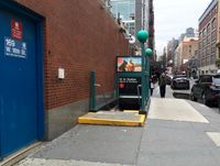 18번가와 7번가의 북동쪽 모퉁이 계단