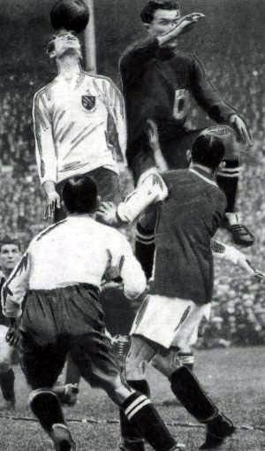 딕 핌과 볼턴 선수 두 명이 주도권을 지키려 몸싸움을 벌이고 있다.