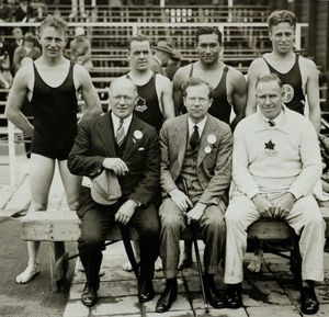 4×200m 릴레이 동메달리스트. 뒷줄 왼쪽부터: 먼로 본, 제임스 톰슨, 월터 스펜스, 가넷 올트