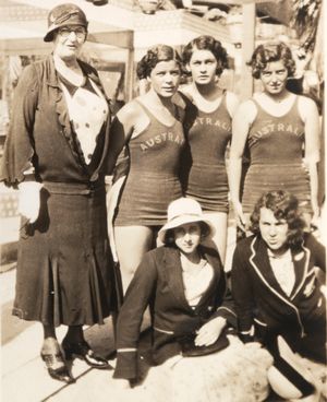 1932년 로스앤젤레스 올림픽 호주 및 뉴질랜드 선수단. 밀링, 데니스, 불트, 챔버스 부인, 에일린 웨어른 및 델마 켄치(뉴질랜드 단거리 선수).