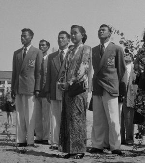 헬싱키의 인도네시아 선수단. 세 명의 선수가 중간에 있다.