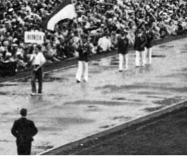 개막식에 참석한 인도네시아 선수단. 기수를 따라 세 명의 선수가 뒤따르고 있다.