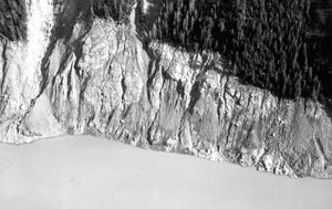 리투야만 남쪽 해안선의 사진. 해안선 쪽에 하얀 바위가 노출된 모습을 볼 수 있다.