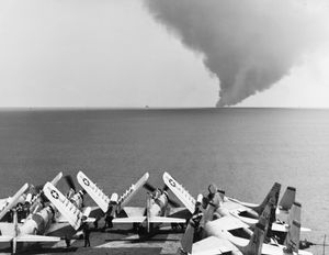 불타는 USS Forrestal에서 뿜어져 나오는 연기 기둥, 1967년 USS 오리스카니에서 촬영.