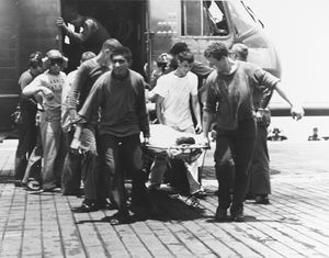 포레스탈 승무원 중 부상자가 미국 공군 HH-3E 헬리콥터를 통해 오리스카니의 병원으로 이송되고 있다.