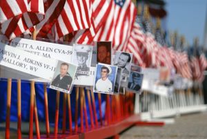 미국 버지니아주 노퍽에서 열린 40주년 기념식에 전시된 깃발과 사진들.