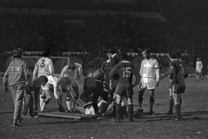  부상당한 샤크 스와르트가 경기장 밖으로 나가는 모습.