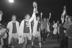 아약스 선수들이 컵을 들고 축하하고 있다