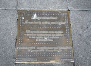 Sackville Place에 있는 사망자들을 기리는 현판