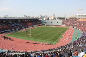 국립 경기장은 처음으로 경기를 개최했다