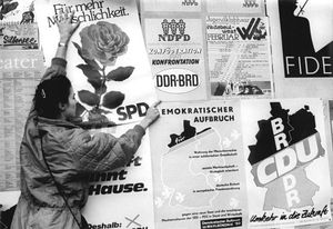 1990년 2월 14일 드레스덴에 게시된 각 정당의 포스터. 기독교 민주 연합(CDU)이 서독(BRD)과 동독(DDR)의 통일을 전면에 내세우고 있음을 알 수 있다.