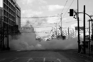 거리를 통해 연기가 솟아오른다