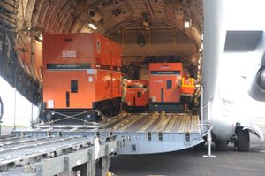 미국 연방 재난 관리청(FEMA)의 발전기를 C-17 항공기에서 하역하는 모습.