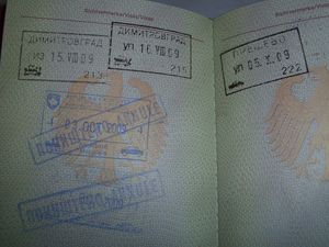 코소보의 독립을 인정하지 않기 위해 세르비아 여권 통제 경찰이 취소한 코소보 여권 도장