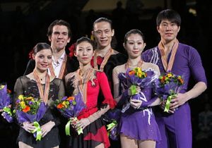 페어 시상대. 왼쪽부터: 제시카 뒤베/브라이스 데이비슨 (2위), 팡칭/퉁젠 (1위), 장단/장하오 (3위).