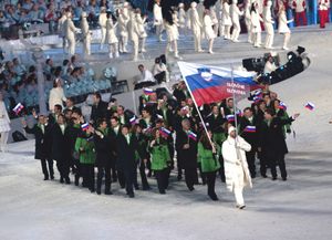 슬로베니아 국기를 들고 있는 티나 마제.