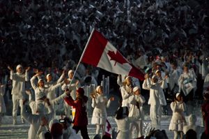 클라라 휴스가 기수로 나선 캐나다 선수단