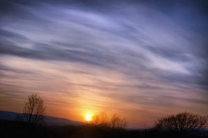 대기 중 먼지 입자가 지는 해의 빛을 산란시켜, 항공 운항 중단 기간 동안 영국 리즈 브래드포드 공항 항로 위에서 '화산 라벤더' 현상을 일으켰다.
