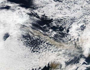 4월 15일 13시 30분(GMT)에 북대서양 상공에 발생한 화산재 구름 (위성 아쿠아 촬영)