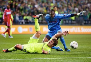 전반전에 시애틀의 마이크 푸치토의 득점 시도를 막는 파이어 골키퍼 션 존슨.