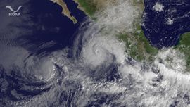 동태평양에서 10월 11일 동시 발생: 열대 폭풍 어윈 (왼쪽)과 허리케인 조바 (오른쪽)