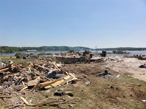 로빈스 밀 로드를 따라 파운데이션에서 휩쓸려 간 집.