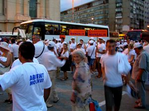 2012년 7월 26일 부쿠레슈티의 혁명 광장에서 열린 시위에 버스를 타고 도착하는 사람들