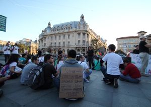 부쿠레슈티 대학교 광장에서 열린 연좌 농성