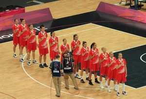 2012년 런던 2012년 하계 올림픽 A조 예선에서 앙골라와의 경기 전 크로아티아 선수단이 국가를 부르고 있다. 오른쪽부터 왼쪽으로: 만디르, 옐라비치, 미슈라, 카르치치, 살로페크, 브르살코, 시글라르, 렐라스, 슬리슈코비치, 마지치, 이반코비치, 이베지치.