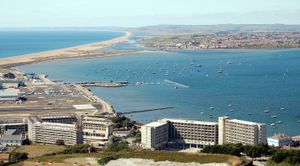 도싯주 포틀랜드 섬에 있는 웨이머스 앤 포틀랜드 국립 요트 아카데미는 요트 경기를 개최했다.