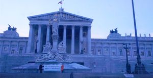 2012년 12월 11일 오스트리아 국회의사당 밖에서 전문 군대 반대 시위를 하는 사람들.