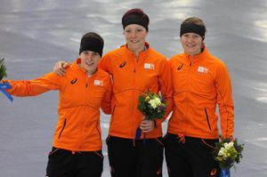 2014년 올림픽에서 여자 팀 추월 시상대에 있는 뷔스트(왼쪽), 요린 테르 모르스(가운데)와 로테 판 베이크(오른쪽)