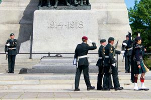 네이선 시릴로는 이 사진의 보초와 유사하게 국립 전쟁 기념관에서 보초를 서던 중 치명적인 총격을 받았다.