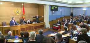 2016년 5월, 밀로 주카노비치 총리(왼쪽)의 연설이 야당 의원들(오른쪽)에 의해 중단된 후 몬테네그로 의회에서 벌어진 언쟁 장면.