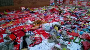 영국인 희생자 3명이 응원하던 월솔 FC(Walsall F.C.)의 홈 구장인 베스코트 스타디움 밖에 축구 스카프와 셔츠가 놓여 조의를 표했다.