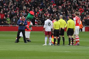 2015년 2월 1일에 열린 프리미어 리그 경기에서 아스널은 애스턴 빌라를 5-0으로 꺾었다. 사진은 빌라의 파비안 델프와 아스널의 페어 메르테자커로, 두 팀의 주장들이다.