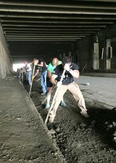 미국 대사관 직원들이 자원 봉사자들과 함께 청소 작업에 참여하고 있다.